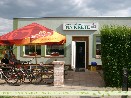 Pivnice na Krétě — budova a venkovní posezení v Tolarově ulici